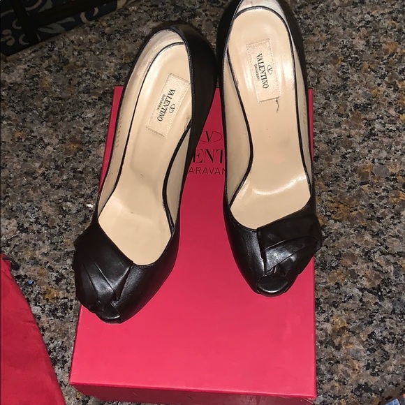 Valentino Garavani Black leather peep toes - Picture 4 of 8